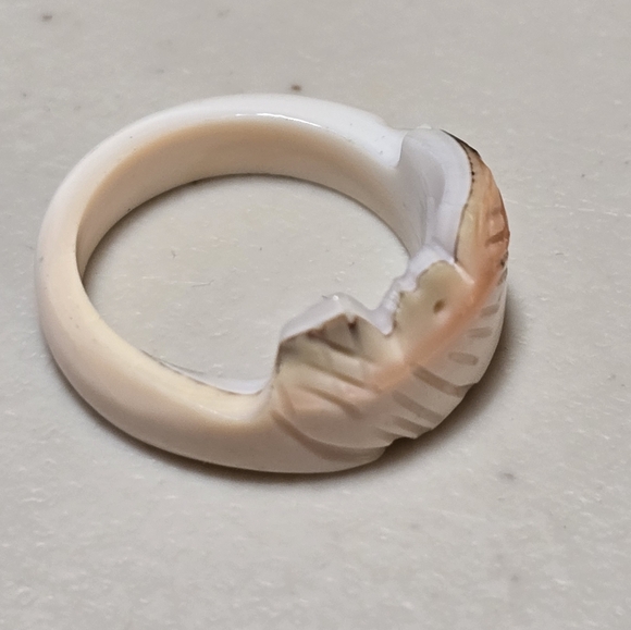 Vintage Handcarved Feather On Seashell 18 Pre Owned - Picture 2 of 2